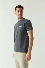 Remera color ladrillo de manga corta con cuello redondo y estampado en el pecho con la leyenda "Salt Water Fishing Tour".