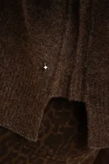Sweater de tejido de punto color bordó, con cuello redondo, mangas largas y puños acanalados. Presenta un diseño de corte recto y textura suave.