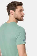 Remera básica de algodón color azul marino, de manga corta, con cuello redondo y logo bordado en el frente.