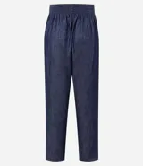 Pantalón de jeans de color azul oscuro, corte carrot (holgado en cadera y afunilado en pierna), con cintura alta ajustable mediante cordón.