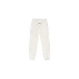 Pantalón de jogging Fear of God Essentials color beige melange, de corte relajado, con cintura elástica, cordones ajustables largos y puños elásticos en los tobillos. Presenta una etiqueta de goma en el frente y texto sutil estampado en la pierna.