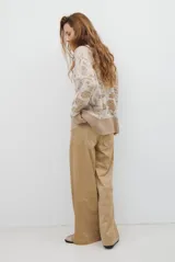 Buzo de tejido de punto con cuello redondo, mangas largas con puños acanalados y diseño estampado de flores en tonos rojos.