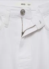 Falda midi de tiro alto confeccionada en tejido de algodón estilo denim. Presenta un diseño recto con cierre de cremallera y botón, trabillas para cinturón, dos bolsillos delanteros con bolsillo portamonedas y dos bolsillos de parche en la parte posterior. Incluye una abertura central en el bajo delantero.