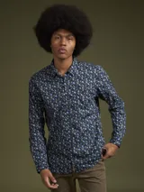 Camisa de hombre azul marino con estampado floral en tonos celeste y amarillo, de manga larga y corte clásico.