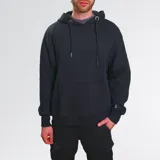 Hoodie negro de algodón grueso con capucha, cordones con detalles metálicos y bolsillo tipo canguro.
