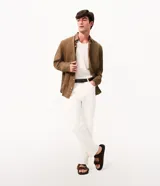 Camisa de hombre marca Marfinno, confeccionada en lino puro color marrón. Presenta un corte comfort, cuello inglés, manga larga y cierre frontal con botones.