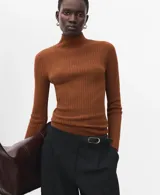 Jersey de punto acanalado color marrón tostado, de cuello alto y manga larga, con ajuste ceñido al cuerpo.