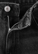Jeans de corte recto y tiro medio, confeccionados en denim 100% algodón de color gris oscuro con efecto acid wash.