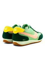 Championes deportivos Santa Barbara modelo Flair, en color amarillo con detalles en mostaza, plateado y blanco. Cuentan con cordones blancos, suela blanca y base de goma marrón.