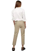Pantalón chino color beige de corte slim, con cierre de botón y cremallera, cuatro bolsillos y logo de Tommy Hilfiger bordado en el bolsillo trasero.