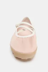 Bailarina deportiva de estilo casual confeccionada en material con efecto satinado color rosado. Presenta tiras elásticas cruzadas en el empeine con cierre de hebilla ajustable, punta redonda y suela de goma flexible.