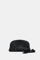 Bolso de mano tipo sobre con diseño trenzado y acabado efecto acharolado. Cuenta con cierre imantado, bolsillo interior con cremallera y detalle de borla lateral con pieza metálica.