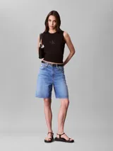 Musculosa Calvin Klein de ajuste slim, confeccionada en punto de algodón. Presenta cuello redondo, sisas con ribete de canalé y el monograma de la marca estampado en el centro del pecho.
