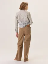 Pantalón de jean gris oscuro con corte recto y tiro medio. Presenta costuras a contra tono, bolsillos laterales y cierre frontal con botón.
