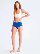 Bombacha de talle alto Calvin Klein Carousel color azul con cintura elástica blanca con logo de la marca.