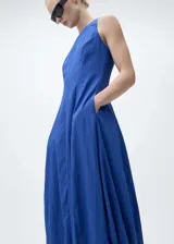 Vestido midi sin mangas con cuello redondo y tirantes anchos. Presenta un diseño recto con detalle de costuras verticales y bolsillos laterales. Cierre posterior con cremallera.