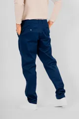 Pantalón chino de hombre, color verde oliva, de corte recto y tiro medio, con bolsillos laterales y traseros.