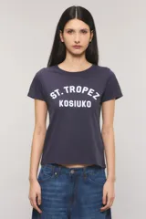 Remera Kosiuko de corte slim color azul marino, con cuello redondo, mangas cortas y estampa frontal en color blanco con las leyendas ST. TROPEZ y KOSIUKO.
