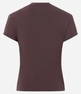 Remera baby tee de algodón color marrón oscuro, con cuello redondo, manga corta y calce ajustado. Presenta un aplique frontal de pedrería brillante con diseño místico de sol, luna y estrella.
