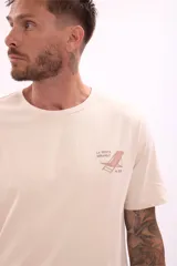 Remera blanca de manga corta con cuello redondo y un pequeño estampado minimalista en el pecho.