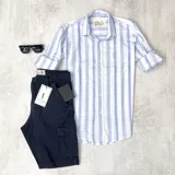 Camisa de lino blanca con rayas celestes, cuello italiano y mangas largas con puños abotonados. Marca Duxon Originals.