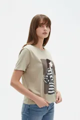 Remera de algodón color negro, con cuello redondo, mangas cortas y estampa frontal de diseño artístico con flores y figura humana.