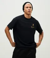 Remera de algodón color negro con cuello redondo y mangas cortas. Presenta una estampa de gran tamaño en la espalda que ilustra a Ronaldinho con un balón sobre la cabeza y el número 10, acompañada por el texto 'O Mago da Bola'.