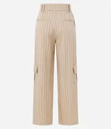 Pantalón wide leg de poliéster y elastano color beige con rayas verticales finas. Tiene corte de sastrería, doble trabilla en la cintura, bolsillos cargo laterales y cierre delantero.