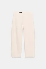 Pantalón de tiro medio con trabillas en la cintura, cierre frontal con cremallera y gancho metálico.