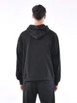 Canguro negro con cierre frontal, capucha con cordones y bolsillos tipo canguro.