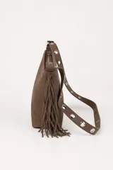 Cartera de gamuza color marrón con flecos en los laterales y tira con ojales metálicos.