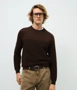 Suéter de punto para hombre en color marrón chocolate, con cuello redondo y mangas largas. Presenta un diseño de canalé texturizado en la parte inferior y las mangas, contrastando con una sección lisa en el pecho.