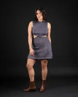 Vestido corto de tejido de punto color verde oliva con lurex dorado, sin mangas y con aberturas laterales en la cintura.