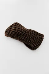 Vincha tejida color marrón.