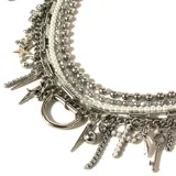 Collar plateado de múltiples cadenas con dijes colgantes de acero quirúrgico, acero inoxidable y aleación. Incluye cadenas de perlas de vidrio esmaltadas, cristales, dijes de estrellas, cruces, llaves y otros motivos.