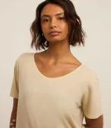 Remera deportiva de corte oversized confeccionada en microfibra, con cuello redondo, mangas cortas y bajo redondeado.