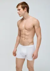 Pack de dos calzoncillos bóxer largos, uno negro y otro azul marino, confeccionados en algodón y elastano, con elástico personalizado en la cintura.