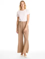 Pantalón tipo palazzo de corte ancho y fluido, confeccionado en tejido sastrero. Presenta tiro alto con doble abotonadura frontal, pinzas decorativas y cintura elástica en la parte posterior. Incluye bolsillos laterales funcionales.