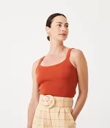 Blusa de punto acanalado color naranja, con escote en U y tirantes finos. Presenta un diseño ajustado al cuerpo.