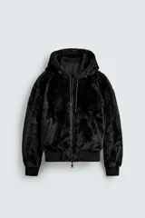 Cazadora bomber reversible de corte relajado confeccionada en tejido técnico. Presenta capucha con interior de pelo sintético, cierre frontal con cremallera de doble dirección, bolsillos laterales y puños y bajo con acabado en rib elástico.