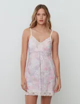 Chemise corta negra de seda fría, marca Montelle, con breteles finos regulables y apliques de encaje en el escote en V y el ruedo.