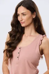 Musculosa azul marino con escote redondo y tirantes decorados con volados fruncidos.