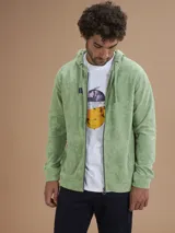 Campera con capucha de toalla color gris claro, con cierre completo y bolsillos frontales.