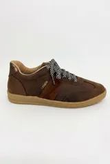 Zapatilla urbana de cuero marrón con detalles en gamuza al tono y aplique metálico con logo de la marca. Cuenta con cordones bicolores y suela de goma color caramelo.