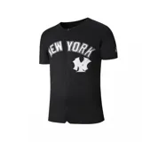 Camiseta de béisbol estilo jersey, color negro, con cierre frontal de botones, mangas cortas y el logo de los New York Yankees bordado en el frente.