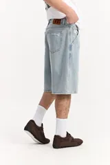 Bermuda de jean estilo baggy, color azul oscuro, con silueta amplia y largo por debajo de la rodilla, confeccionada en 100% algodón.