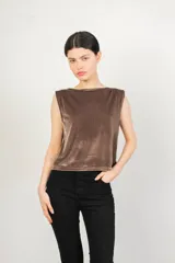 Top sin mangas de terciopelo color marrón, con escote bote y corte recto.