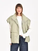 Chaleco puffer color verde oliva, con cuello alto y cierre frontal de broches a presión.