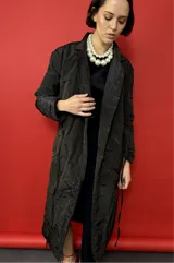 Tapado largo de tela tornasolada que combina tonos gris, marrón y azul. Tiene corte recto, mangas amplias y forro completo.