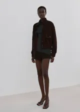 Jersey de punto gris oscuro con cuello alto y mangas largas.